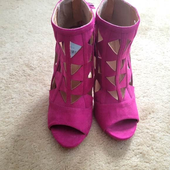 Cut out booties - Picture 4 of 4